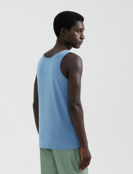 MUSCULOSA BÁSICA MODELO SLIM CELESTE