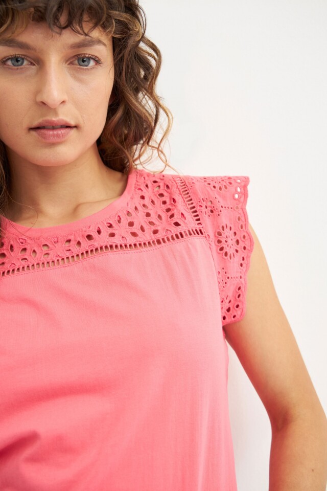 Musculosa romántica con broderie rosado