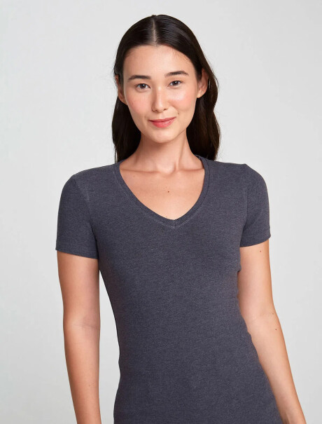 CAMISETA BÁSICA MANGA CORTA CUELLO EN V GRIS OSCURO