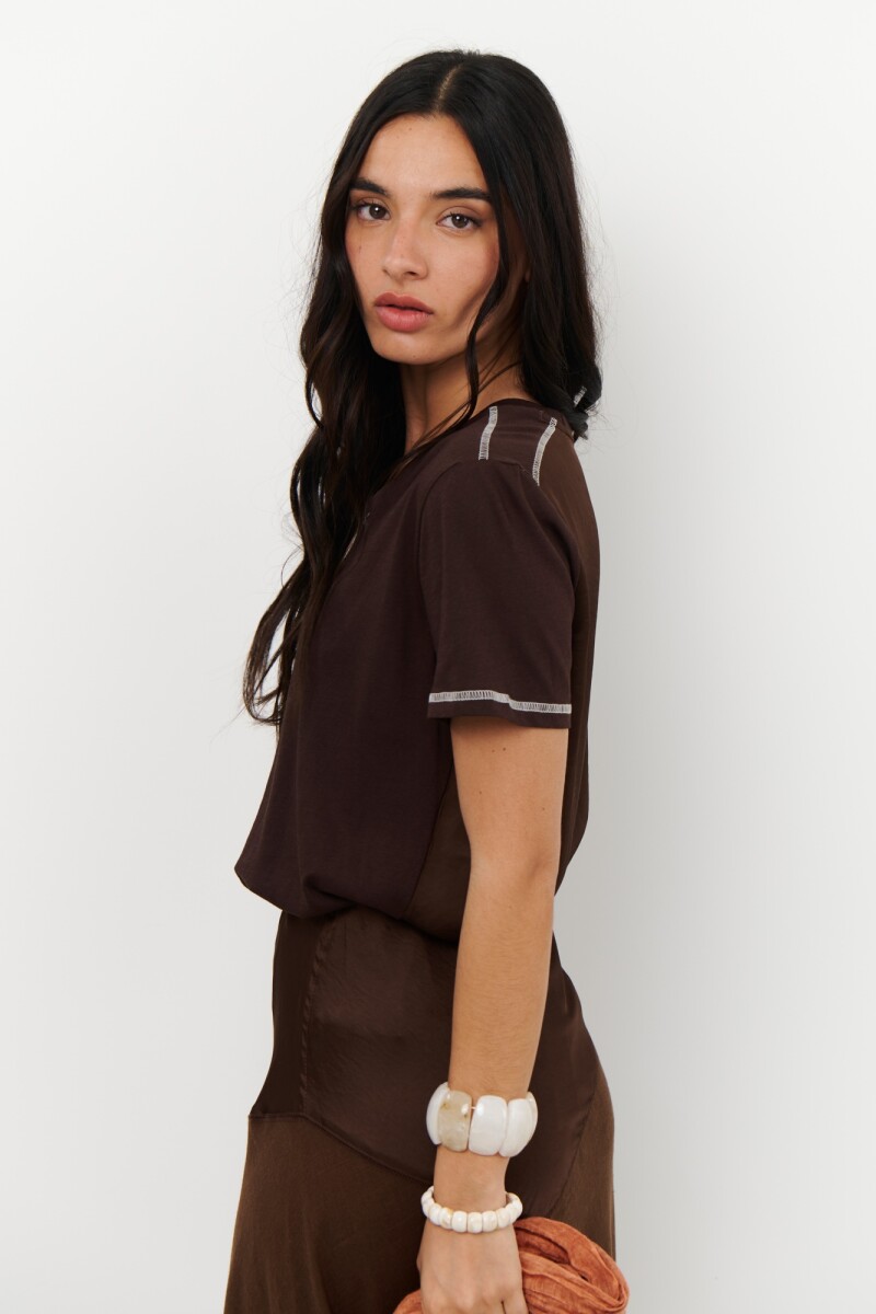 REMERA SATEN MARRON