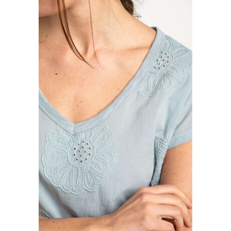 Remera Bordada Alodon Flame Celeste
