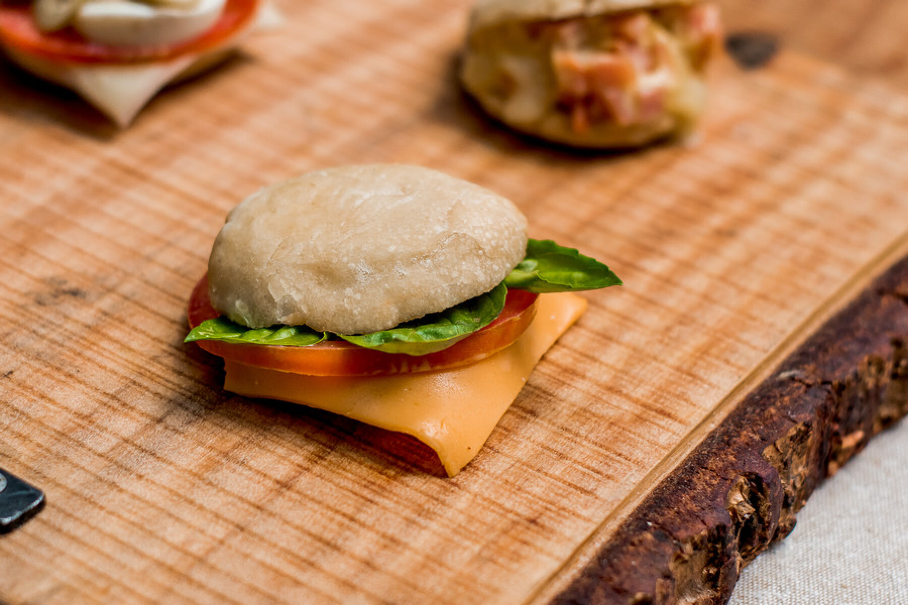 Mini pita de cheddar, tomate y albahaca 