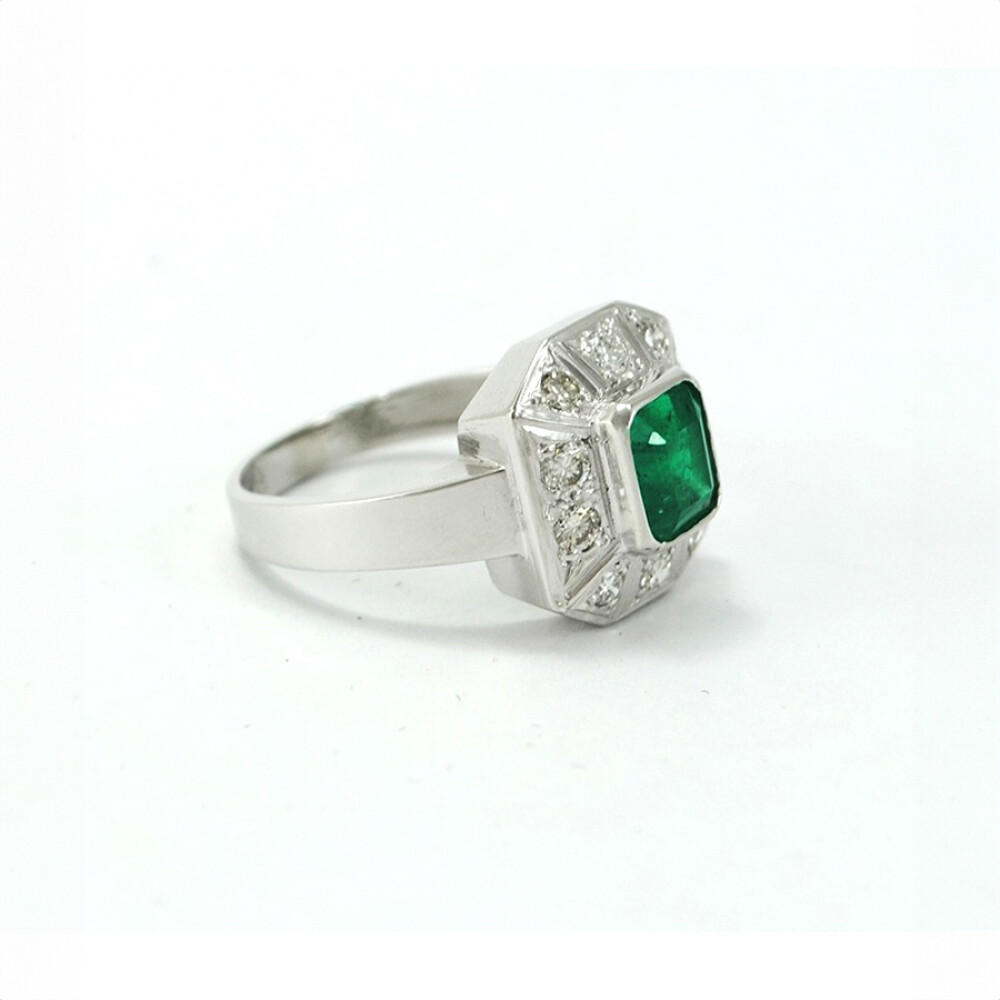 Hermoso Anillo En Platino Con Esmeralda Central Y Brillantes Hermoso Anillo En Platino Con Esmeralda Central Y Brillantes