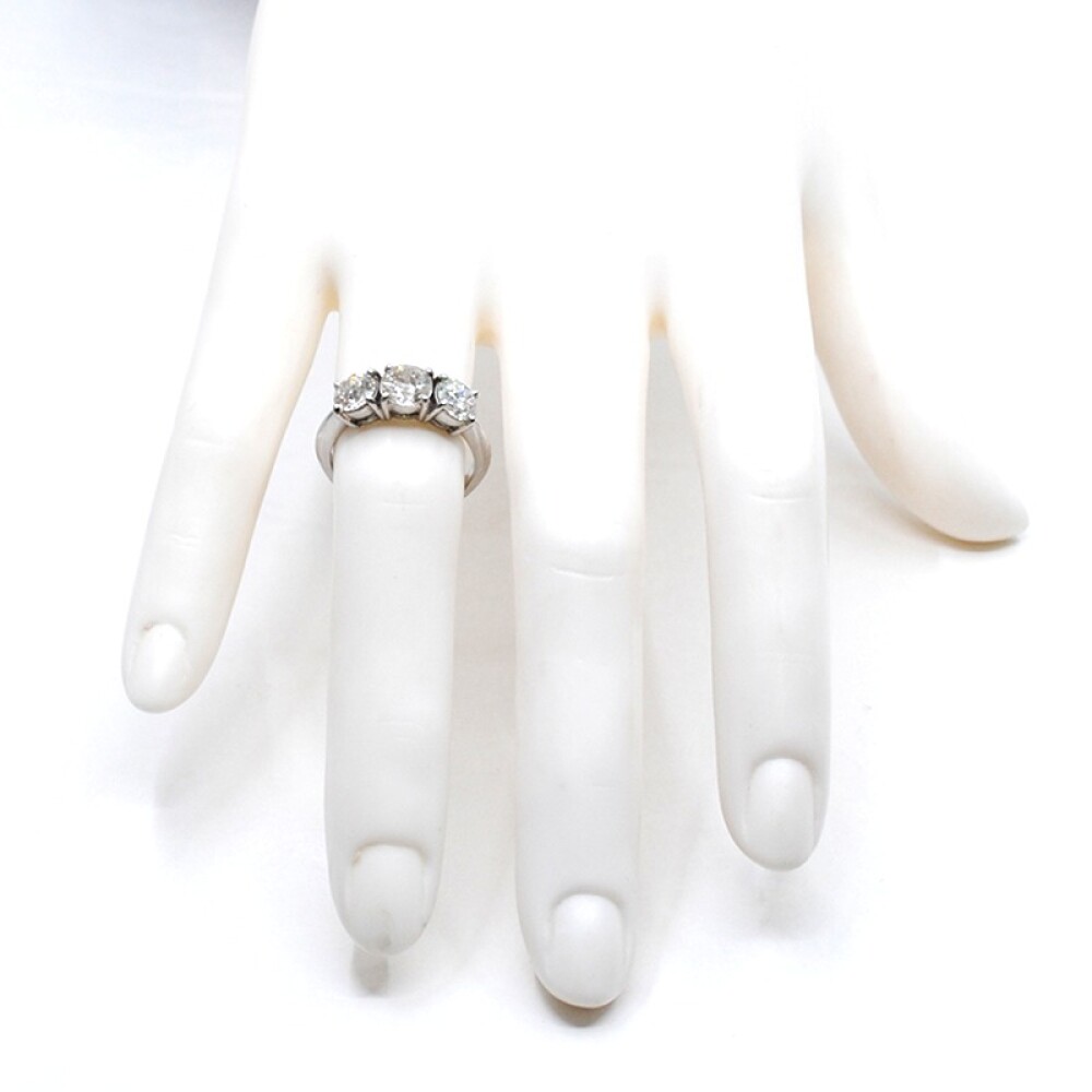 Anillo estilo antiguo en platino, con 3 brillantes, engarce 4 puntas. Anillo estilo antiguo en platino, con 3 brillantes, engarce 4 puntas.