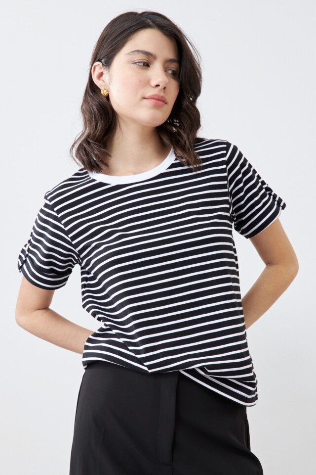 Remera rayada con botón metálico negro