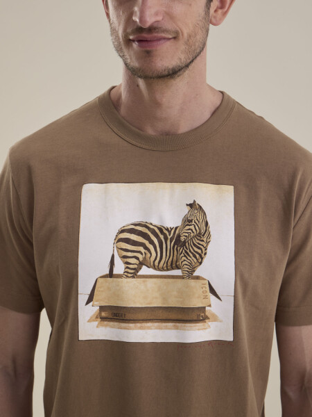 T-SHIRT ESTAMPA CEBRA CAMEL