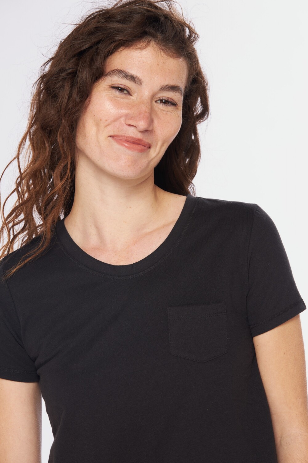 REMERA CON BOLSILLO Negro