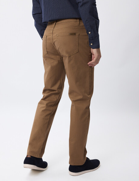 Pantalón color tostado