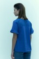 Remera escote base con broderie azul francia