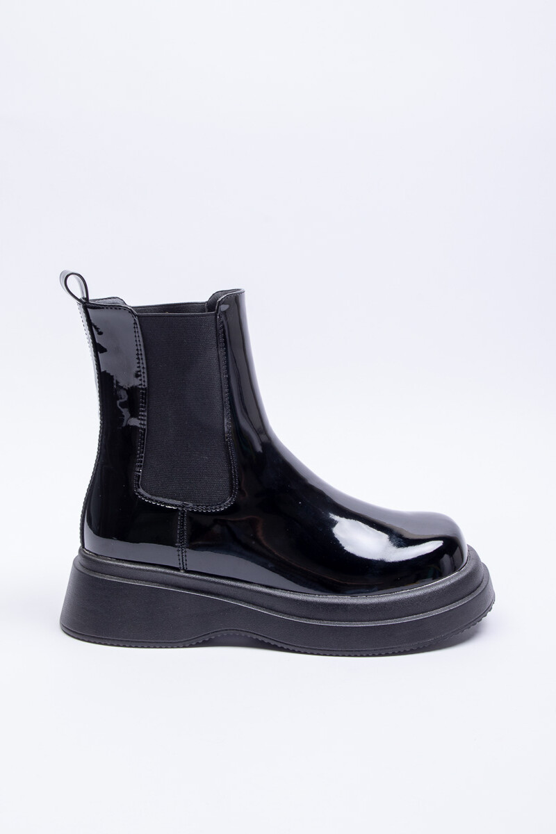 BOTA SACKLER Charol Negro