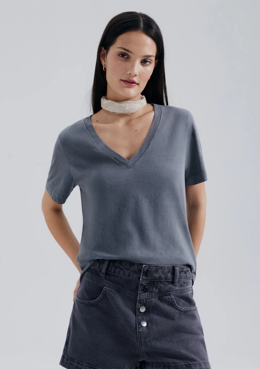 CAMISETA BÁSICA DE ALGODÓN ESCOTE EN V - GRIS 