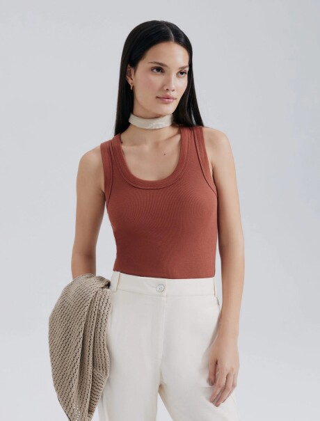 MUSCULOSA EN TELA ACANALADA Y CUELLO U MARRÓN