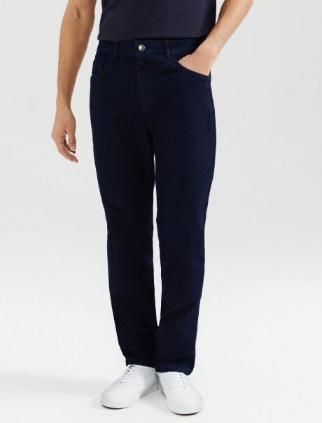 PANTALÓN DE JEAN MODELO RECTO AZUL