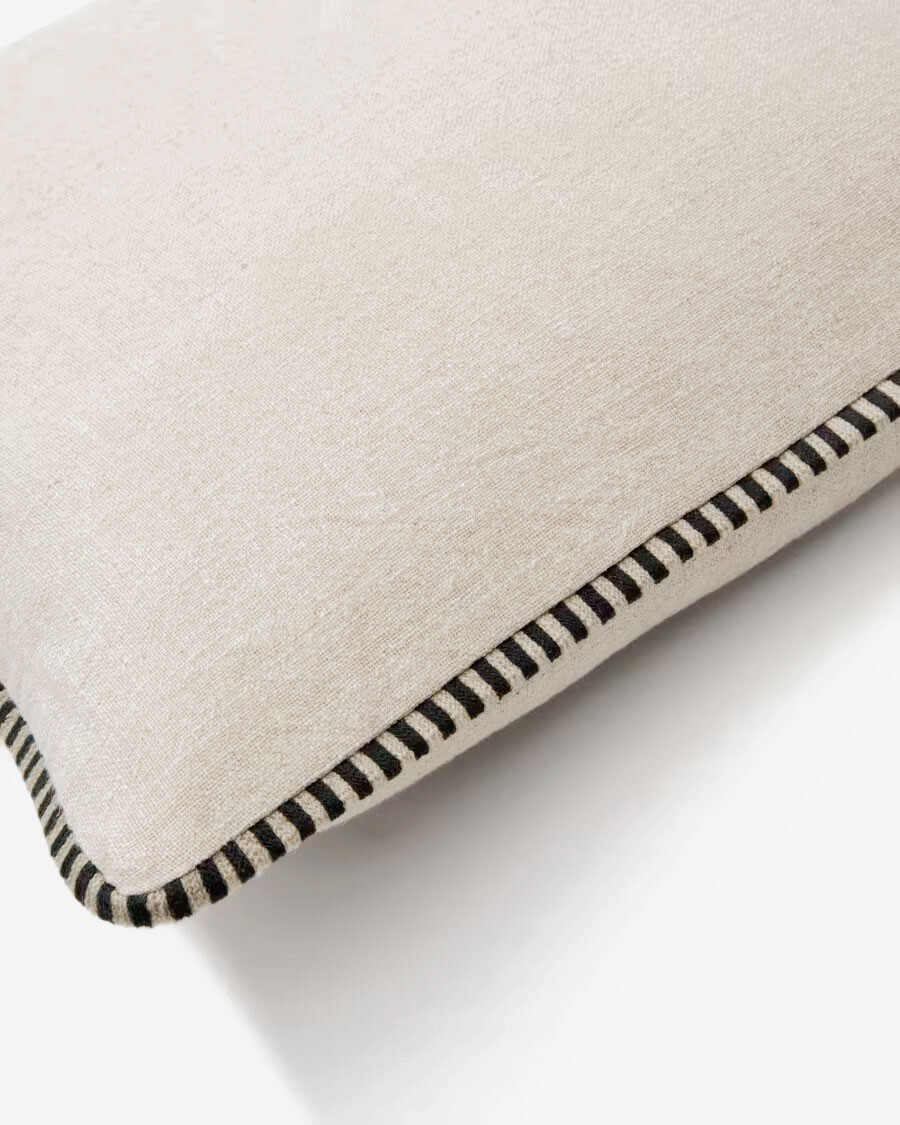 Almohadón Ardit de lino y algodón beige con raya bordada a contraste negro 45 x 45 cm