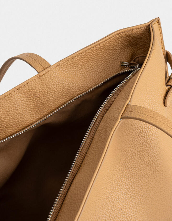 Shopper Cartera Shopper Con Charm - Marron Camel