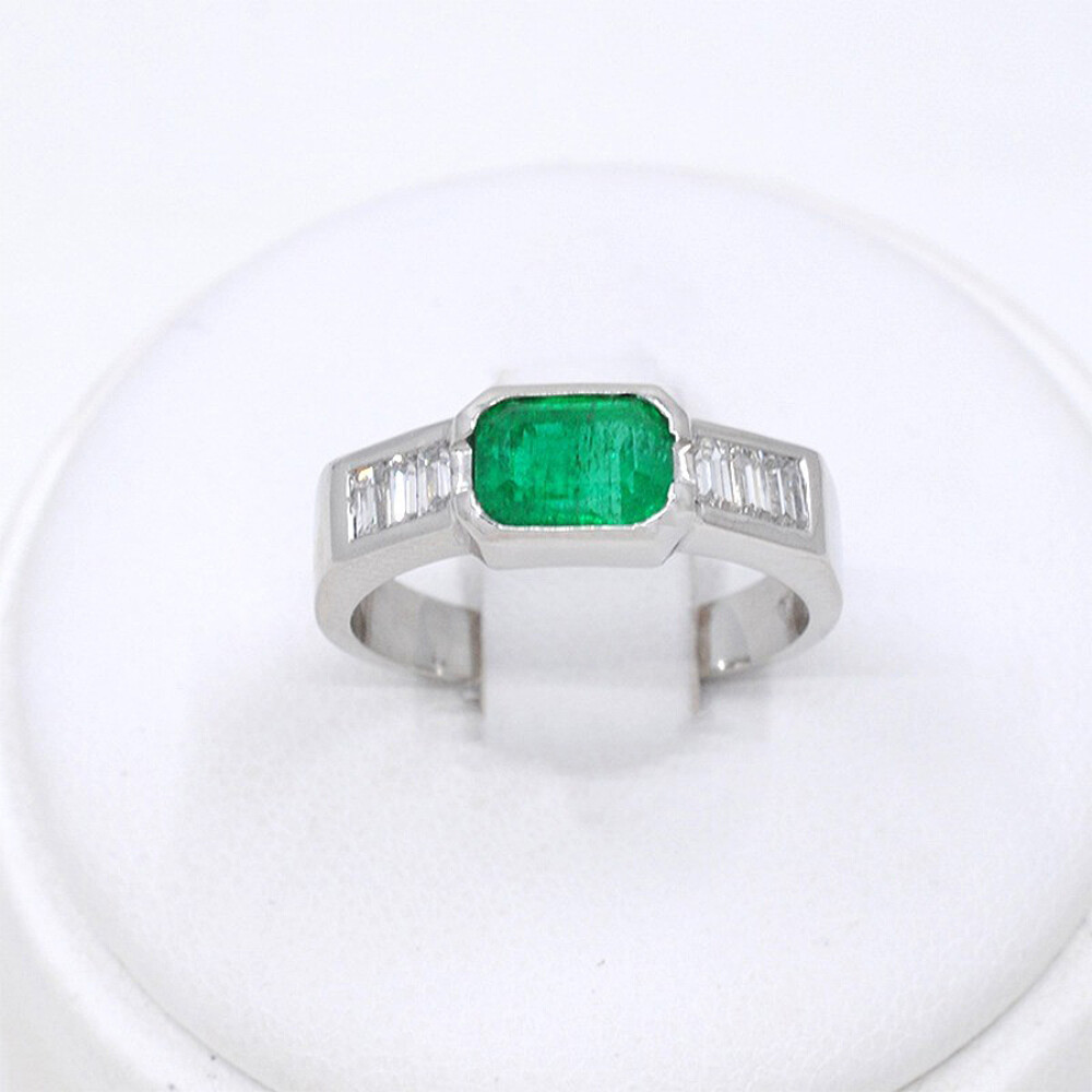 Anillo En Platino, Brillantes Y Esmeralda Anillo En Platino, Brillantes Y Esmeralda