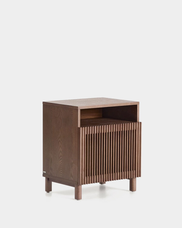 Mesita de noche Beyla de chapa y madera maciza de fresno con acabado tono nogal 53 x 62,5 cm Mesita de noche Beyla de chapa y madera maciza de fresno con acabado tono nogal 53 x 62,5 cm