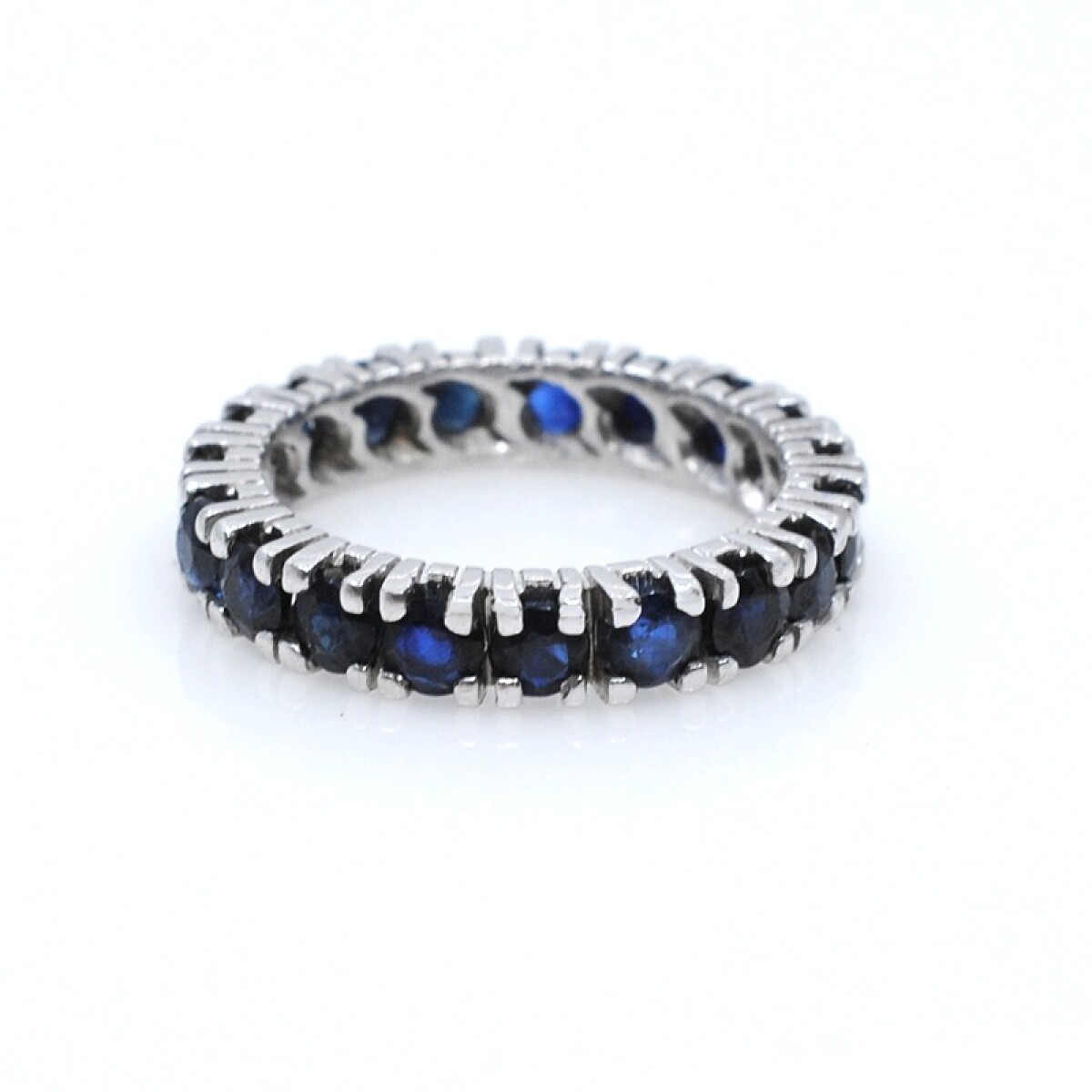 Anillo en oro 18k blanco y zafiros sintéticos 