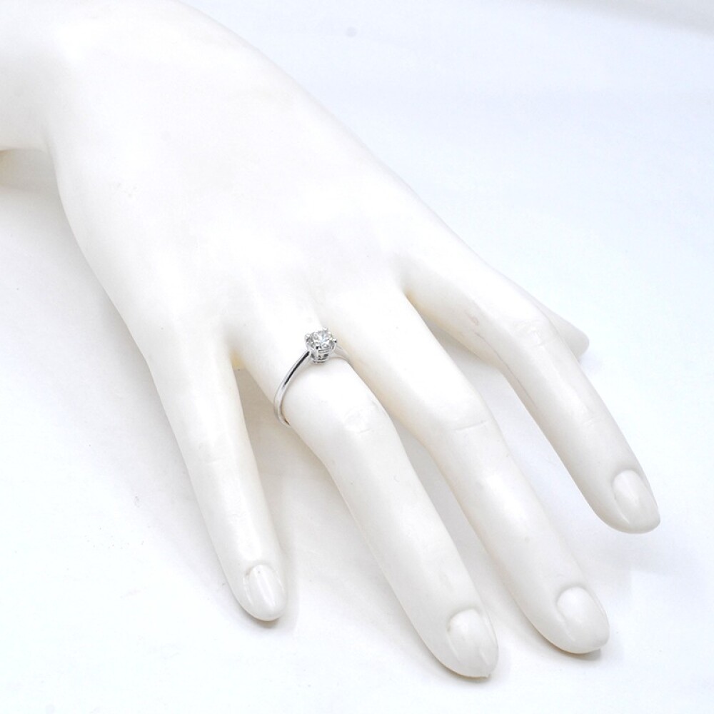 Anillo solitario en oro 18k blanco y brillante. Anillo solitario en oro 18k blanco y brillante.