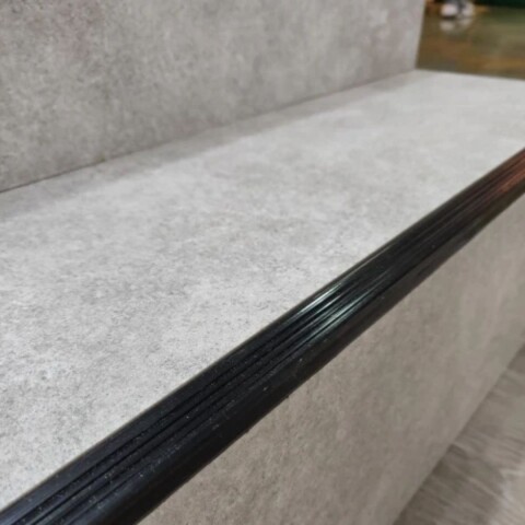 Protector de escalón negro pvc 10x18mm x 2,5mt Protector De Escalón Negro Pvc 10x18mm X 2,5mt