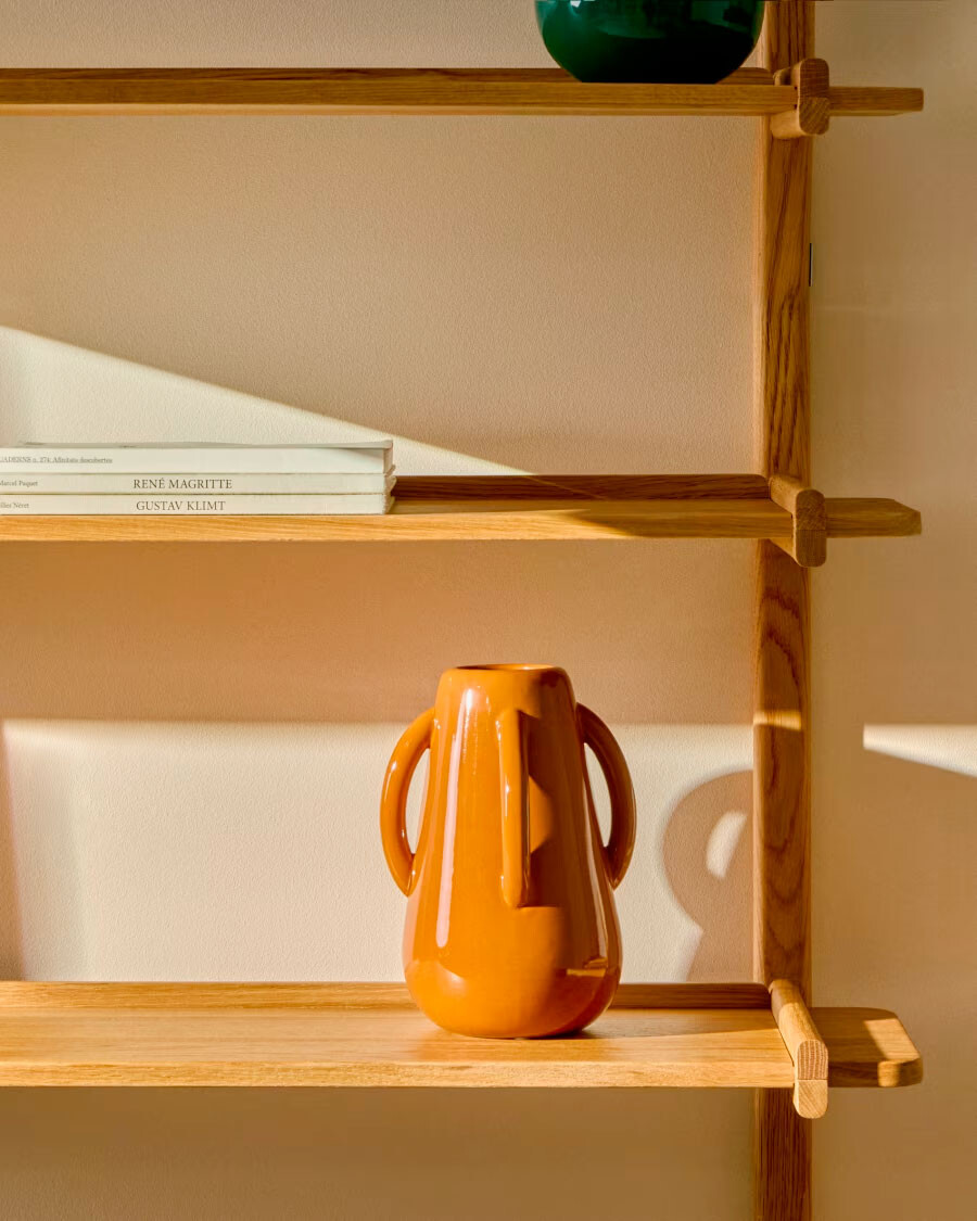 Jarrón Odra de cerámica marrón acabado brillante 25,5 cm Jarrón Odra de cerámica marrón acabado brillante 25,5 cm