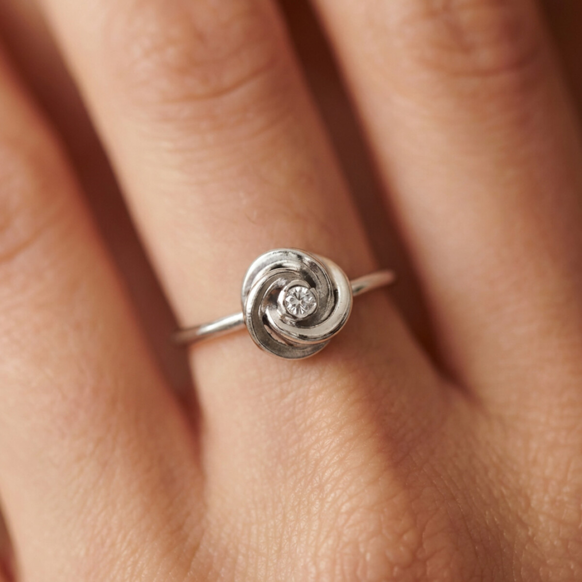 Anillo Nudo de Luz de oro blanco 18k con brillante 