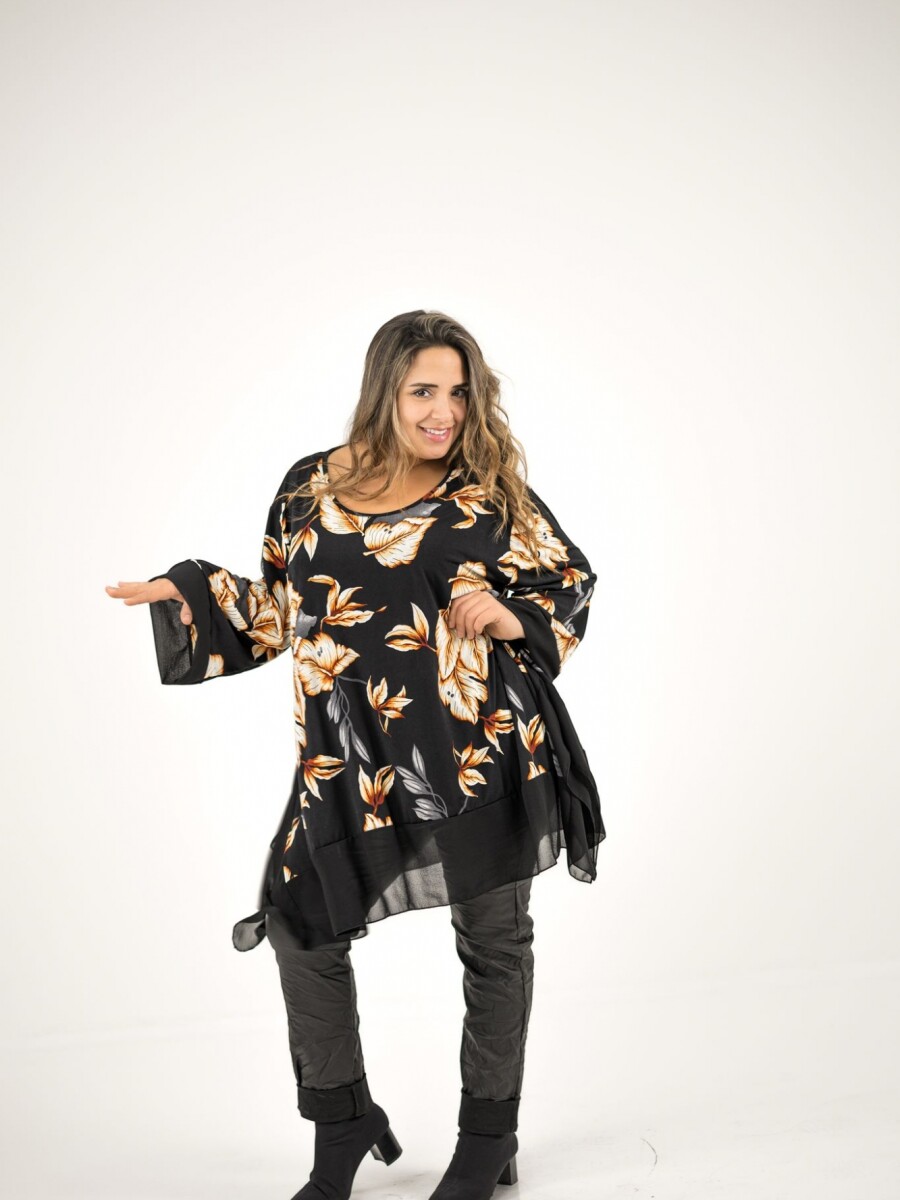 Blusa over size de viscosa elastizada, de base negra. Naranja
