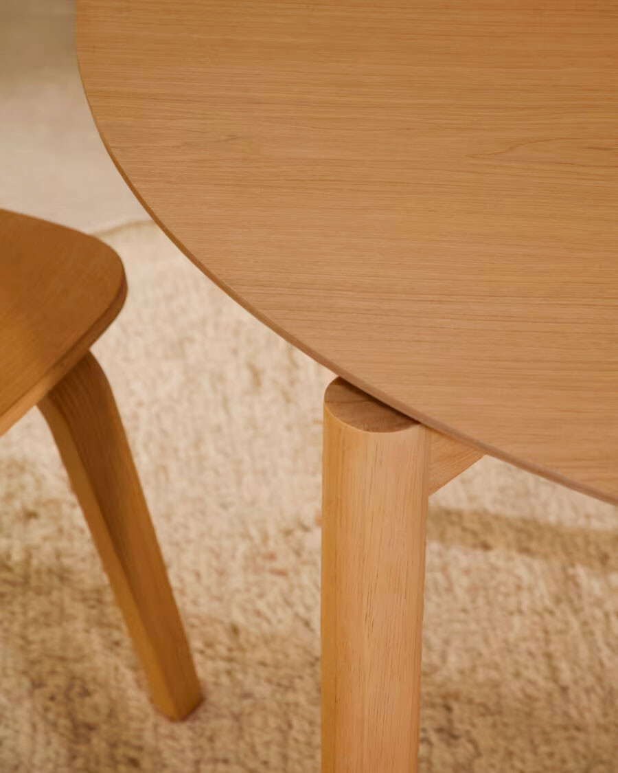 Mesa Indara redonda de chapa de fresno y madera maciza de caucho con acabado tono natural Ø110cm