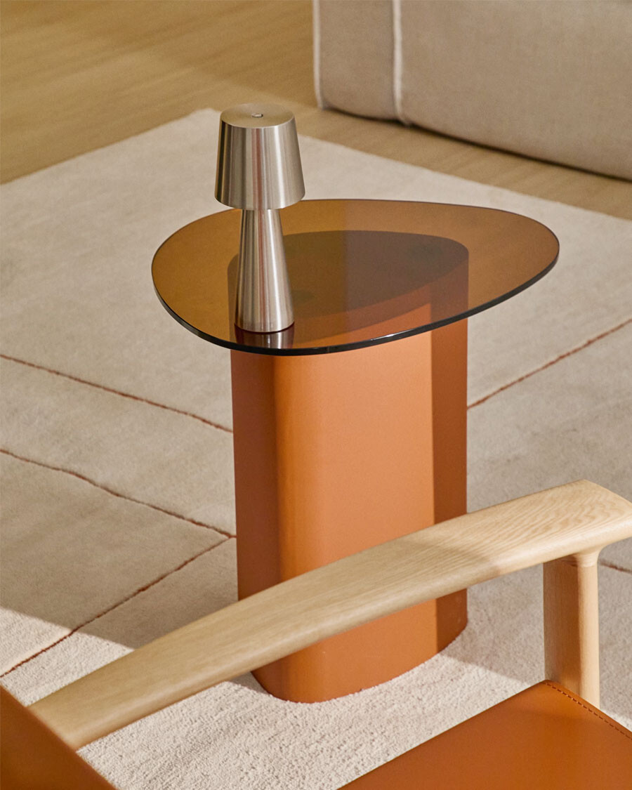 Mesa auxiliar Olir de vidrio templado y acero terracota 48 x 46,8 cm Mesa auxiliar Olir de vidrio templado y acero terracota 48 x 46,8 cm