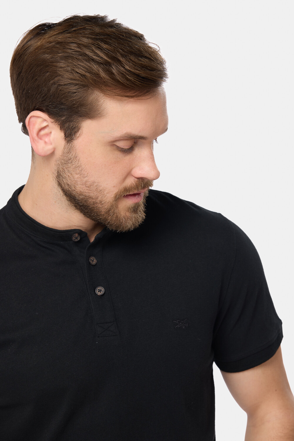 REMERA LISA CUELLO MAO Negro