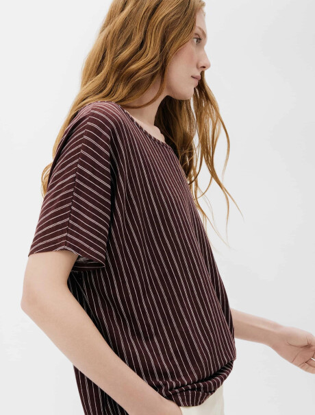 BLUSA ESTAMPADA DE MANGA CORTA BORDEAUX