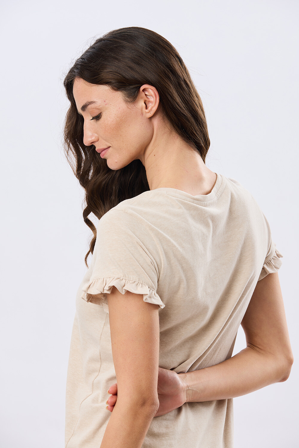 REMERA DE ALGODÓN CON VOLADO Beige