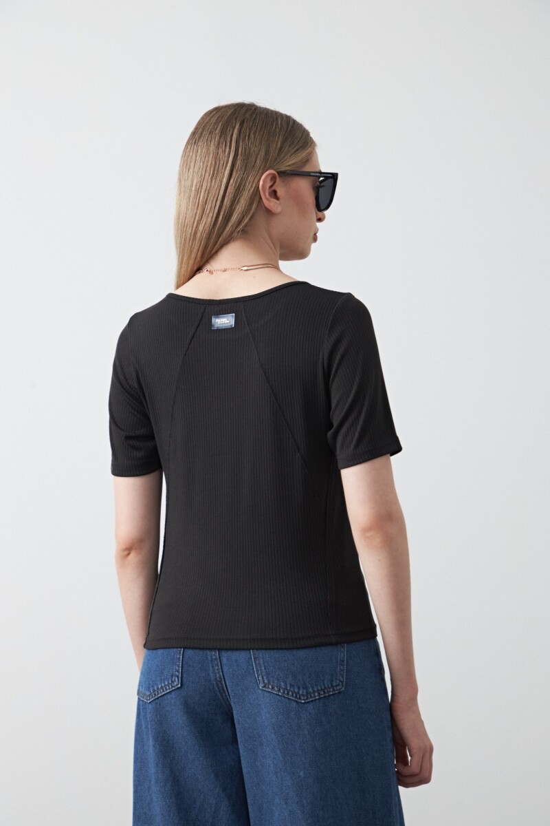 REMERA MIYASAKI Negro