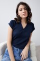 Remera canalé cuello polo azul marino