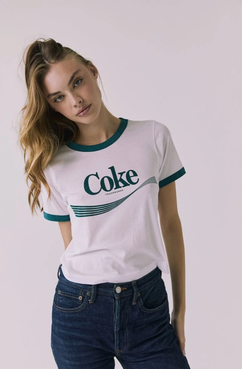 REMERA DE MANGA CORTA COKE 