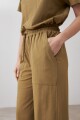 Pantalón con pretina elastizada verde oliva