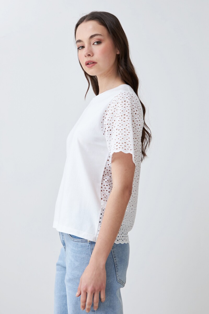 Remera con broderie blanco