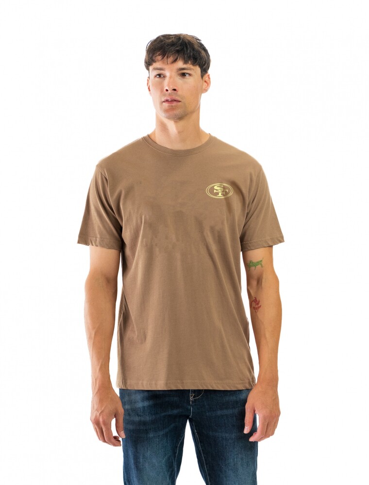 Remera Estampada Cuello Base Tostado/ Letras 047
