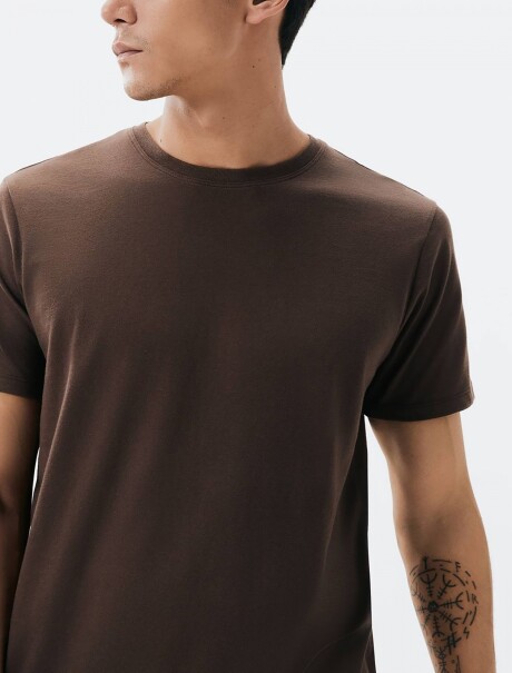 CAMISETAS BÁSICAS REGULAR WORLD MARRÓN