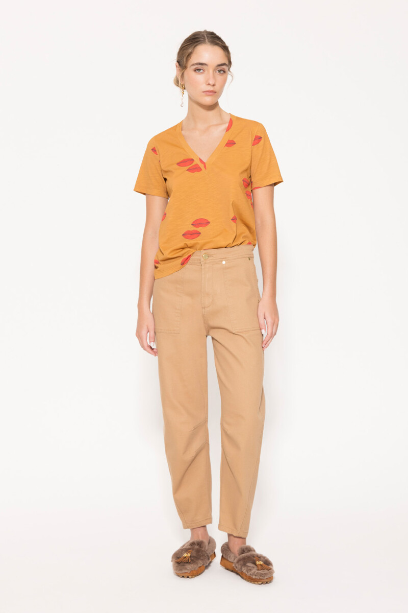 REMERA KISSES Camel