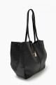 Cartera tote con dijes metálicos negro
