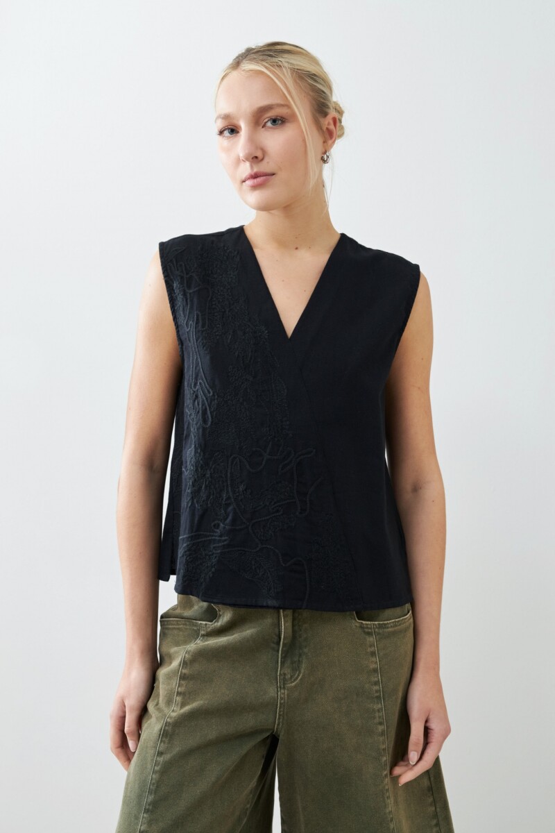 Top bordado escote en V negro