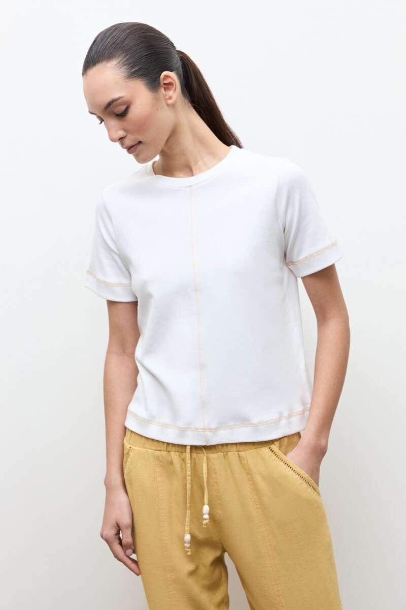 Remera con pespuntes blanco