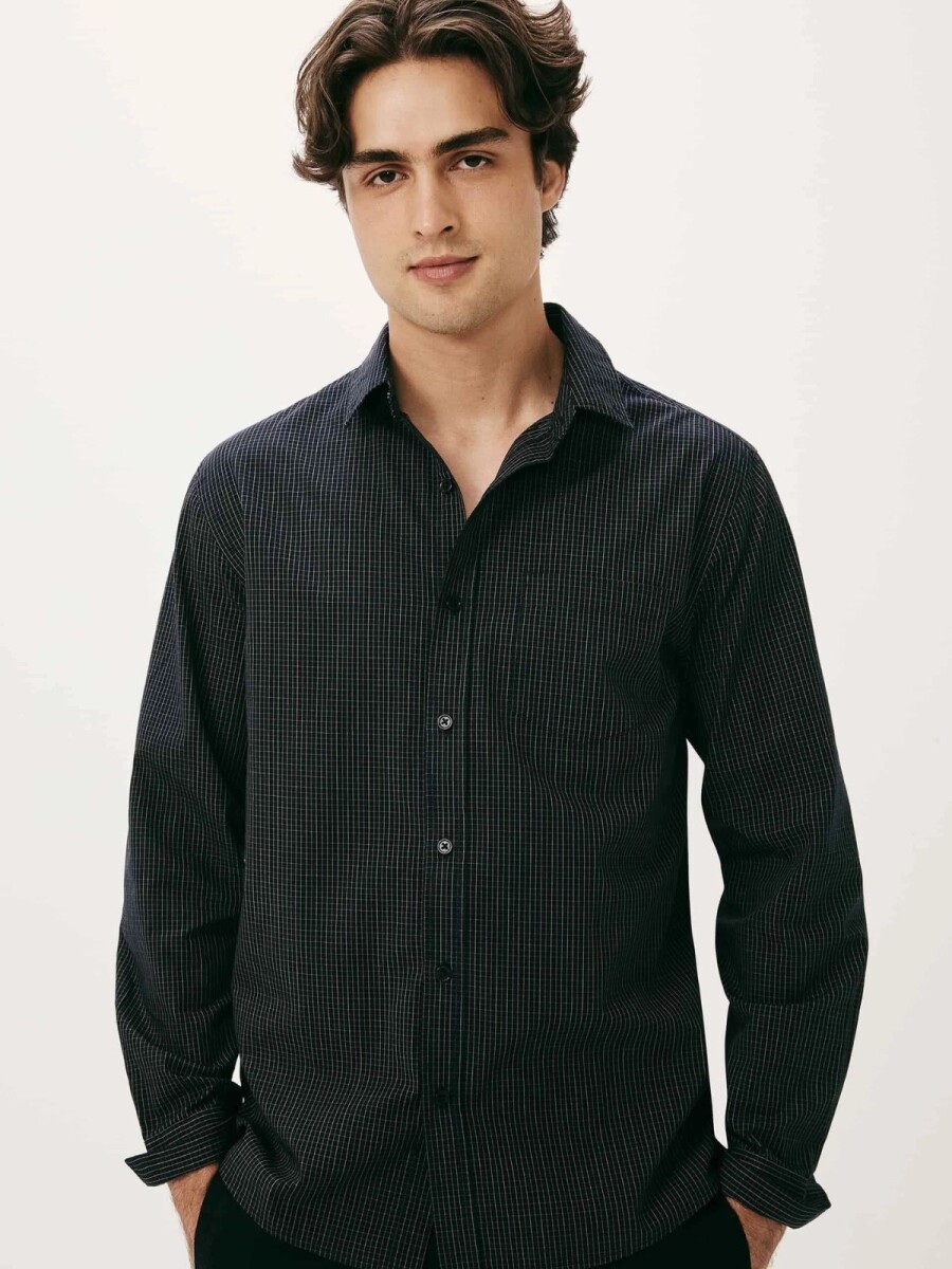 CAMISA MODELO SLIM A CUADRILLÉ - NEGRO 