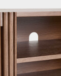 Mueble TV Beyla 2 puertas de chapa y madera maciza de fresno con acabado tono nogal 180 x 49,5 cm Mueble TV Beyla 2 puertas de chapa y madera maciza de fresno con acabado tono nogal 180 x 49,5 cm