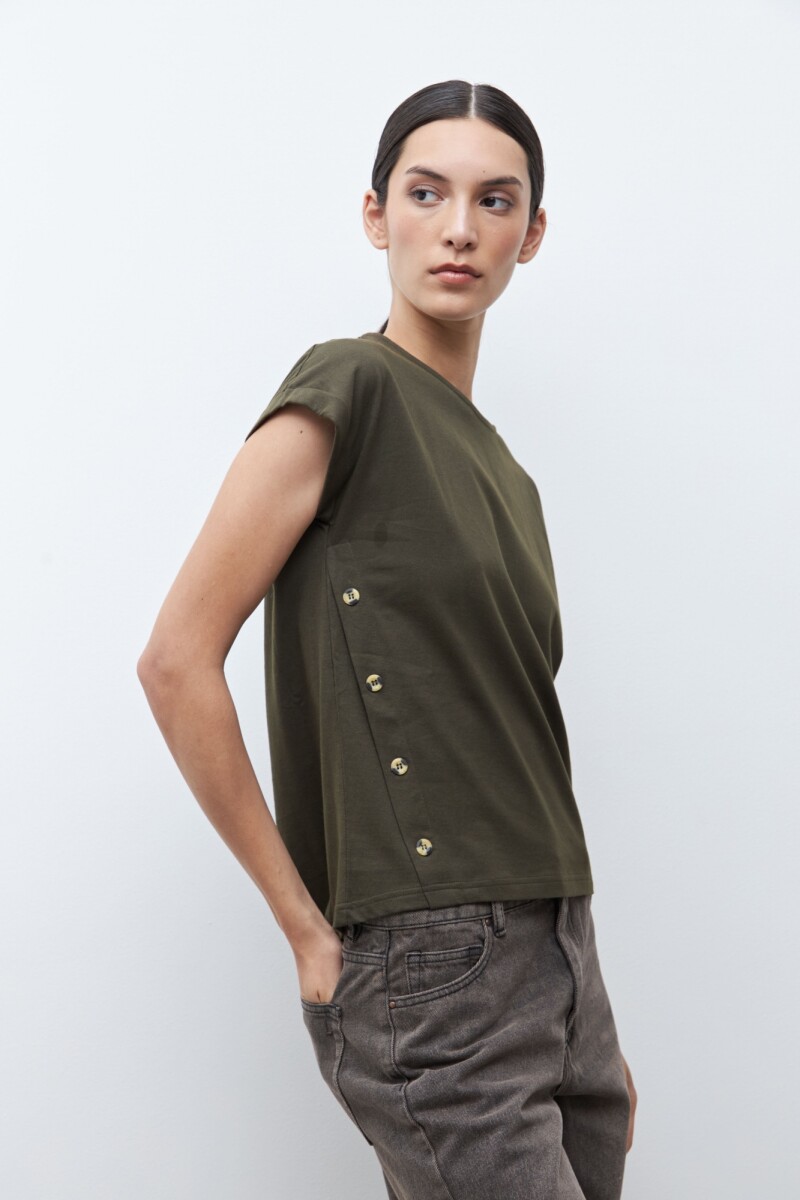 Remera con botones verde oliva