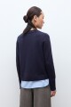 Sweater con camisa azul marino