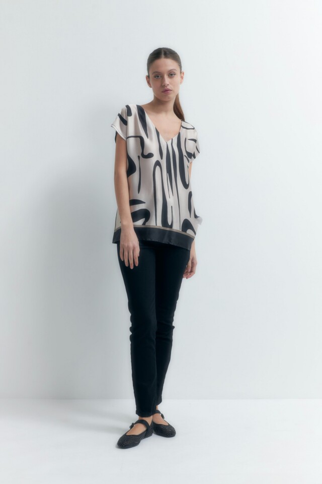 Blusa frente estampado abstracto negro