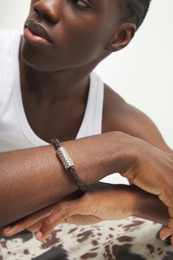 PULSERA DE CUERO ALEACIÓN DE MATALES BAÑADA EN PLATA DE LEY Pulsera