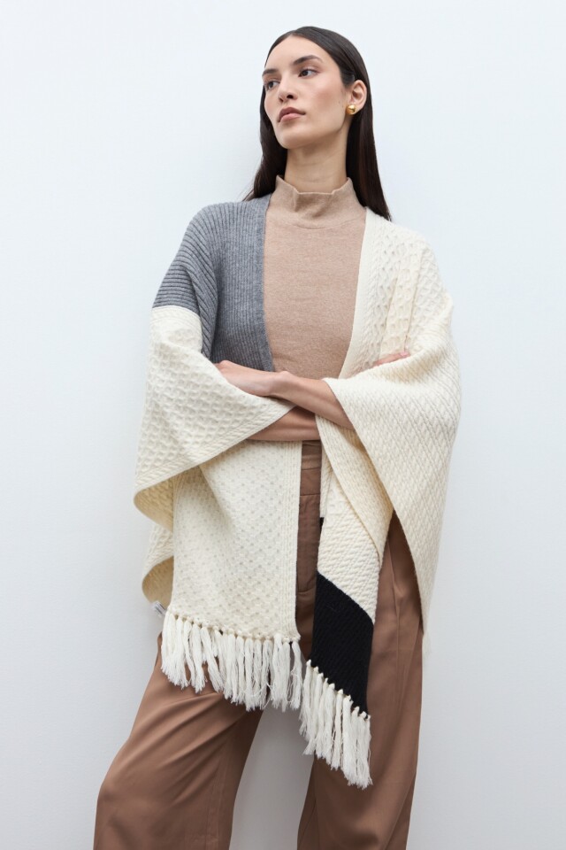 Ruana color block con flecos crudo
